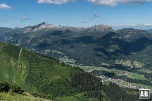 Blick vom Fellhorn ins Kleinwalsertal und zum Hohen Ifen