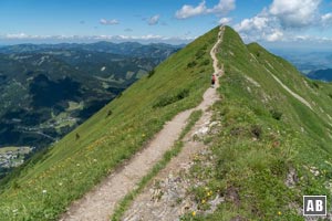 In einer gemütlichen und aussichtsreichen Gratwanderung geht es Richtung Schlappoldsee