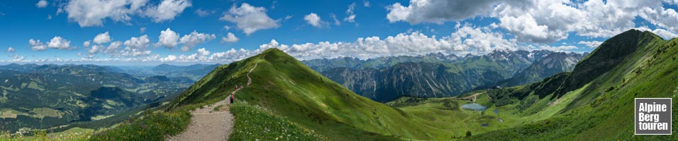 Großes Bergpanorama beim Abstieg zum Schlappoldsee