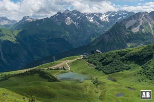 Der Schlappoldsee und die Seilbahnstation vor dem Allgäuer Hauptkamm