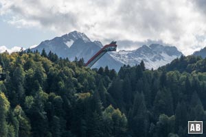 Aussicht vom Freibergsee auf den Turm der Heini-Klopfer-Skiflugschanze