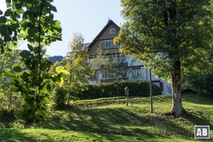 Der kurze Abstecher hinauf zum (geschlossenen) Gasthaus Seeblick offeriert...