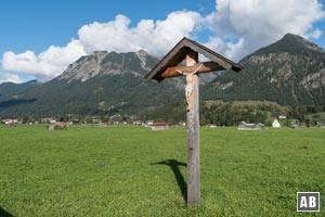 Marterl am Weg mit Nebelhorn (links) und Schattenberg (rechts)