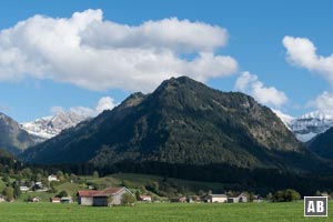 Aus der Verlängerung des Riefenkopfs erwächst die Höfats (außerhalb des Bildes)