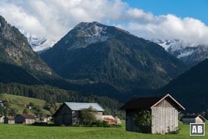 Der Kegelkopf mit seiner auffälligen Geländewanne trennt das Dietersbachtal vom Traufbachtal