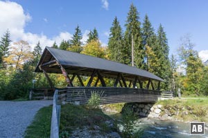 ...zu einer Holzbrück mittels derer wir auf die andere Ufer-Seite wechseln