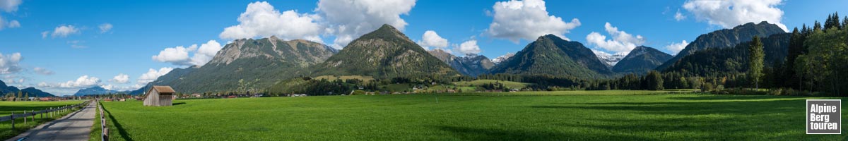 Panorama-Blick auf die Oberstdorfer Hausberge - gesehen auf dem Weg zum Freibergsee