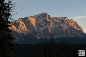 ... immer der Zugspitze entgegen, bis zum Parkplatz an der Ochsenhütte