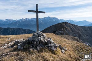 ... hinauf zum kleinen Gipfelkreuz des Frieder, mit Blick auf die Zugspitze