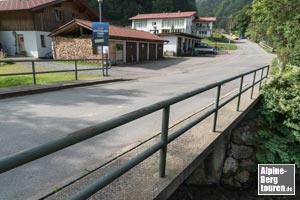 Jenseits der Brücke über den Lochbach...