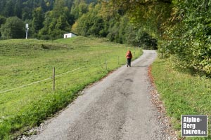 Die Grasfläche an deren rechter Begrenzung hinauf zu dem kleinen, weißen Technikgebäude nebst Funkmast.