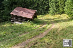 Rechts vorbei an diesem baufälligen Unterstand.