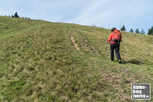 Das Finale hinauf zum Kreuz erweist sich als steiles zudem fast wegloses Wanderprogramm