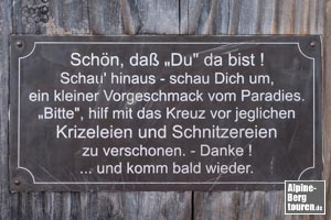 Am Kreuz angeschlagenes Schild mit eindeutiger Botschaft. Bitte daran halten!