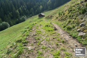 Nach einer scharfen Kehre abwärts zum Gebäude der Vorderen Falkenbergalpe (1.190 m).