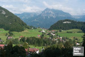 Rückblick auf Tiefenbach und die Oberstdorfer Bergumrahmung.