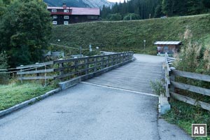 Via Brücke auf die andere Seite der Breitach wechseln