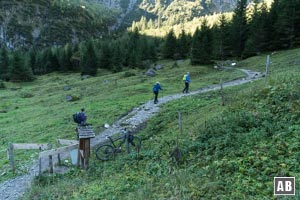 An der Terrasse der Hinteren Gemstelalpe in den augenscheinlichen, engen Steig einfädeln