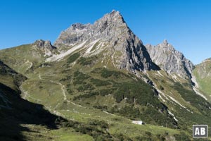 Auf dieser Etappe lohnt sich immer mehr ein Blick zurück - der Große Widderstein erwächst zunehmend als gewaltiger Koloss in den Himmel