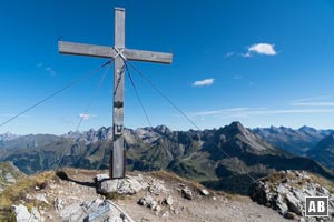 Das Gipfelkreuz des Geißhorn vor dem Allgäuer Hauptkamm