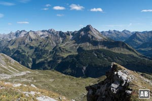 Ausblick aus der Gipfelflanke auf den Allgäuer Hauptkamm