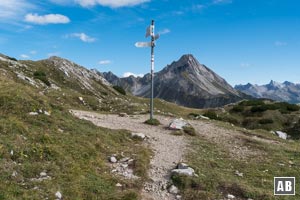 Ein einzelner Wegweiser zeigt das Erreichen des Koblatpass an