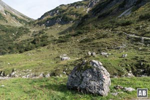 Für das Geißhorn vor der Oberen Gemstelalpe links um das Gebäude herum und wenige Schritte vorrücken