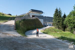 Die 2018 neu gebaute Jennerbahn-Mittelstation wird auf deren Vorderseite umrunden