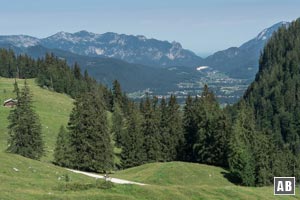 Aussicht auf das Lattengebirge mit der Schlafenden Hexe