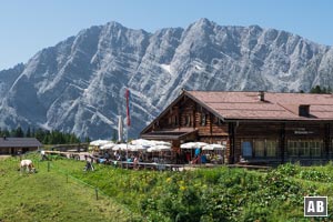 Die Gotzenalm Jausenstation vor der Watzmann-Ostwand