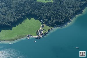 Tiefblick vom Feuerpalfen auf Königssee mit St. Bartholomä