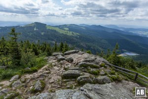 Am Aussichtspunkt Seeblick: Fernsicht in den nördlichen Bayerischen Wald und Tiefblick auf den Kleinen Arbersee.