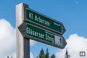 Wir folgen dem Wegweiser 'Kleiner Arbersee/Gläserner Steig'