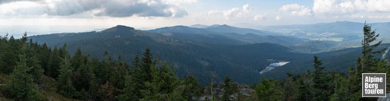 Bereits am flachen Gipfelplateau des Großen Arbers: Aussicht auf den Kleinen Arbersee und (links) dem Kleinen Arber mit der Chamer Hütte