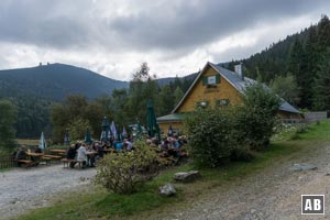 Das vielbesuchte Seehäusl mit dem Großen Arber im Hintergrund