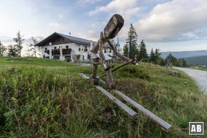 Holzfigur am Berggasthof Sonnenfels