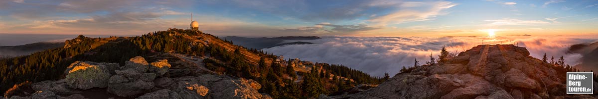 Bergpanorama Sommer vom Seeriegel am Großen Arber bei Sonnenaufgang (Bayerischer Wald, Niederbayern, Deutschland)