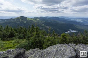 Auf dem Rundwanderweg am Gipfelplateau gibt es viel zu sehen. Hier der Kleine Arber mit dem Kleinen Arbersee.