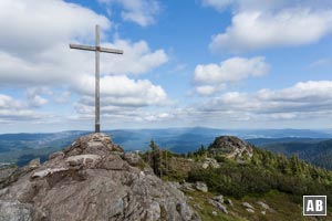 Das Gipfelkreuz des Großen Arbers mit dem Seeriegel im Hintergrund