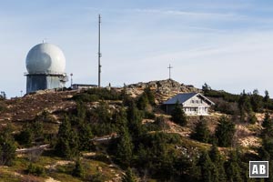 Der Gipfel des Großen Arbers mit der Zwieseler Hütte und einem von zwei Radomen