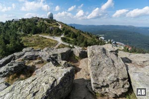 Blick vom Seeriegel auf das Arber-Gipfelplateau und die Gastronomie unterhalb des Gipfels