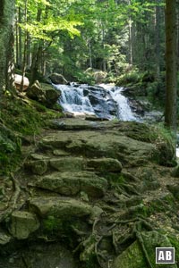 Neben den Wasserkaskaden wandern wir bergan