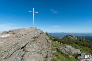 Das Gipfelkreuz des Großen Arber mit dem Seeriegel und dem Großen Rachel im Hintergrund