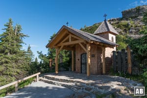 Die im Jahr 2015 neu errichtete Arber-Kapelle unterhalb des Seeriegels
