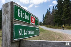 Die Wege hinauf zum Gipfel sind gut beschildert.