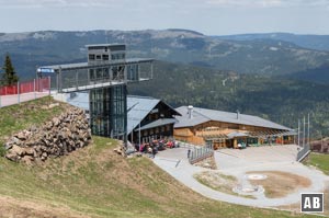 Das Arberschutzhaus und die Eisensteiner Hütt'n wenig unterhalb der Seilbahn-Bergstation.