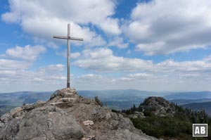 Der Gipfel des Großen Arbers mit dem Großen Seeriegel im Hintergrund.