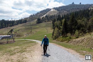 Ausschließlich einfache, breite Wege führen über Sonnenfelsen hinauf zum Gipfelplateau.