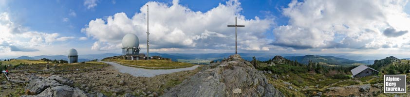 Aussichtsreiche Querung des Nordosthangs - hinüber zu den Gastronomiebetrieben und der Seilbahn-Bergstation.