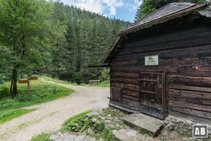 Die unbewirtschaftete Hütte an der Höllbachschwelle